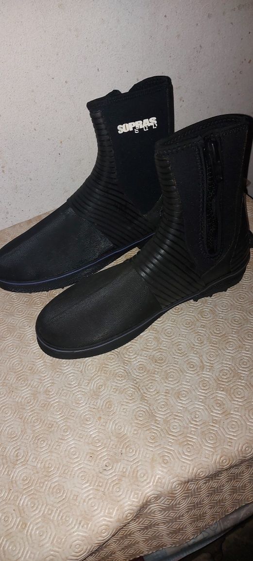 Botas em neoprene com fecho