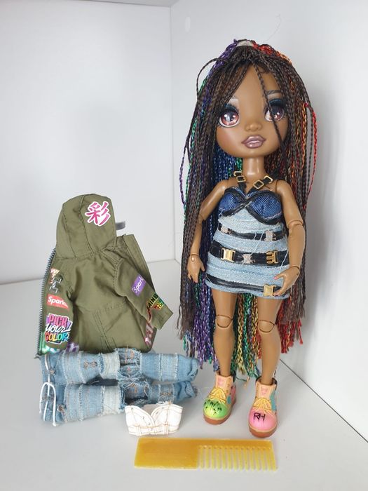 Lalka Rainbow High Vanessa z kurtką spodniami sukienką grzebyk