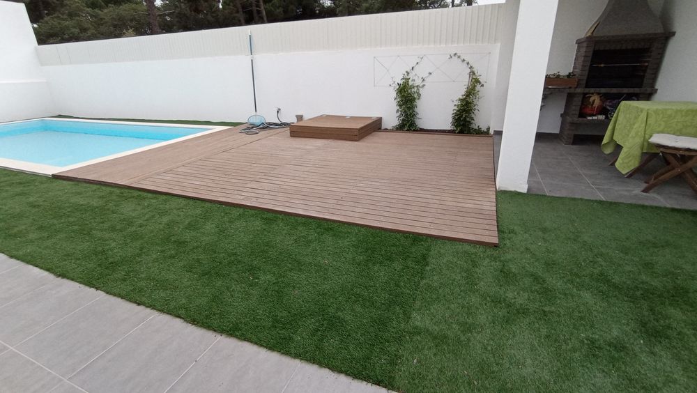 Decks, pérgolas, mobiliário exterior, relva natural e sintética