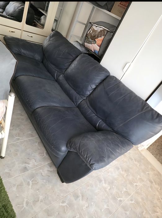 Sofá em pele azul