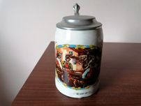 Kolekcjonerski, ceramiczny kufel z cynową klapką (starodawna biesiada)