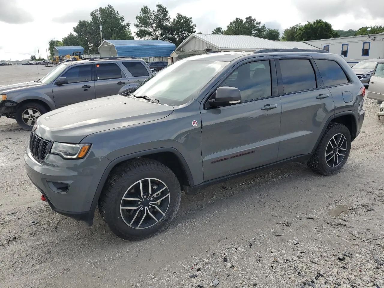 Jeep Grand Cherokee Wersja Trailhawk – terenowy charakter i dodatkowe wyposażenie off-road