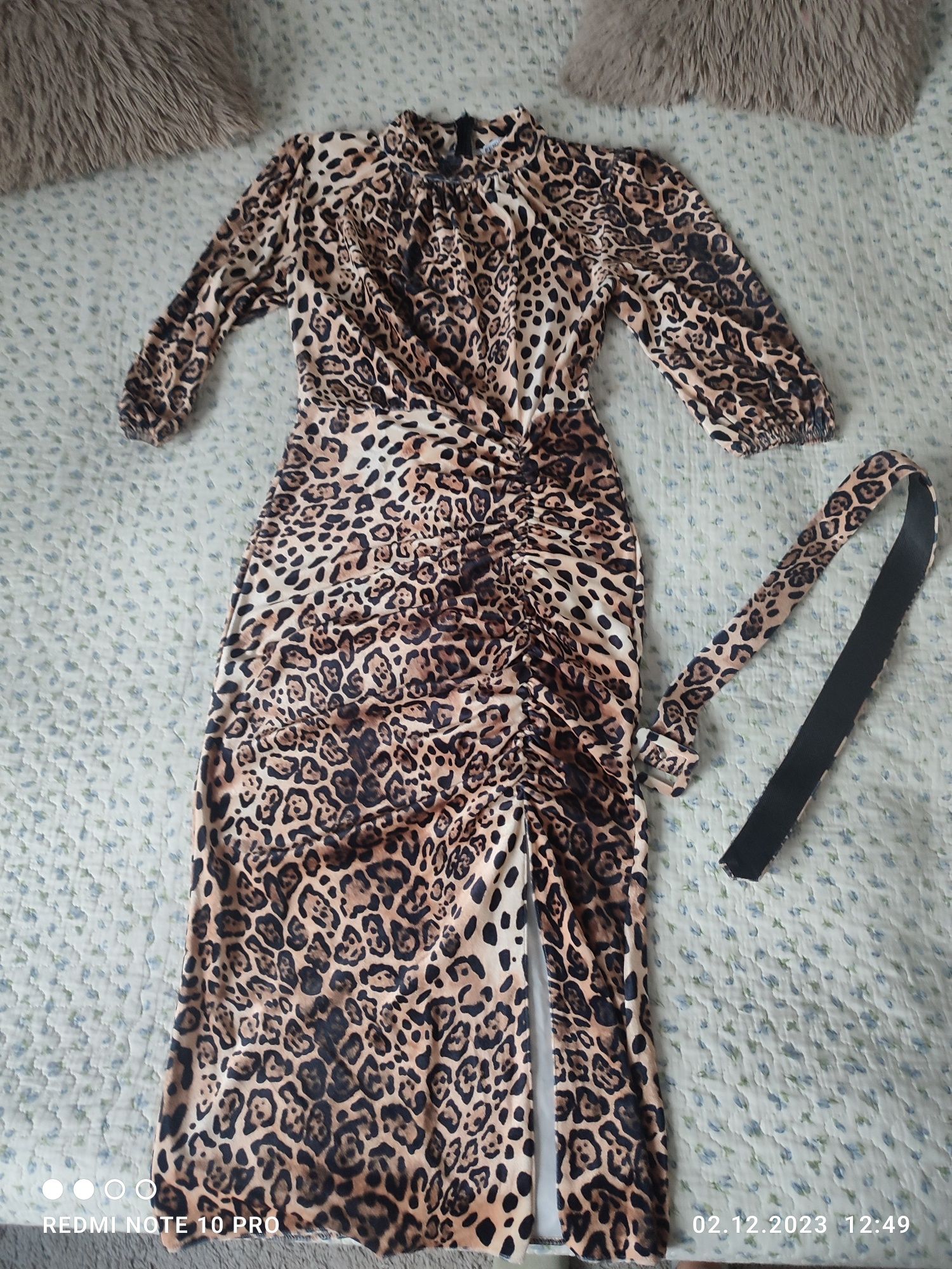 Плаття з леопардовим принтом.
