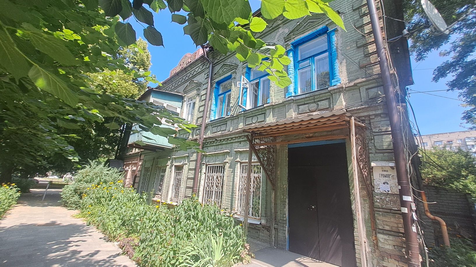 Продам две комнаты с балконом  в коммуналке в хорошем районе