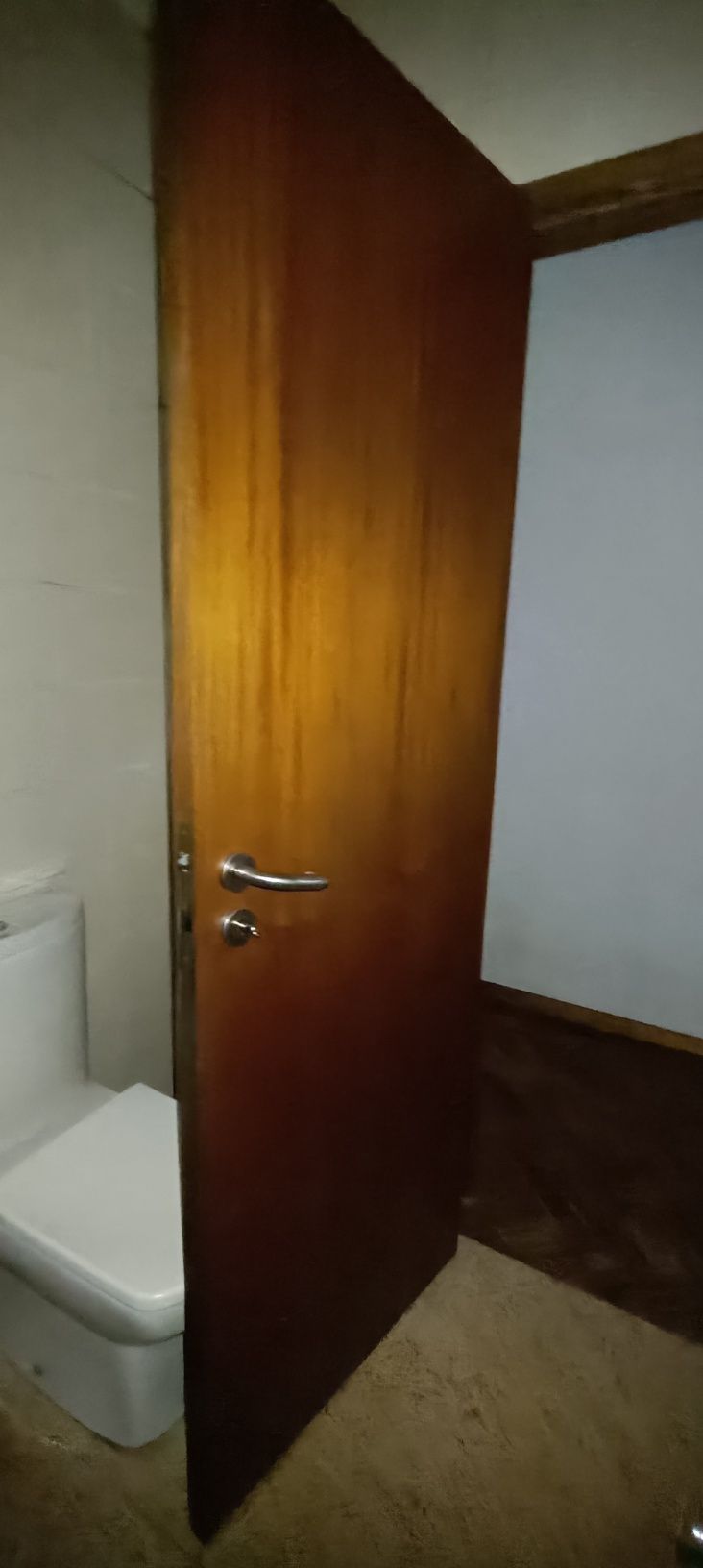 Portas em madeira com aduelas e puxadores e dobradiças tupei