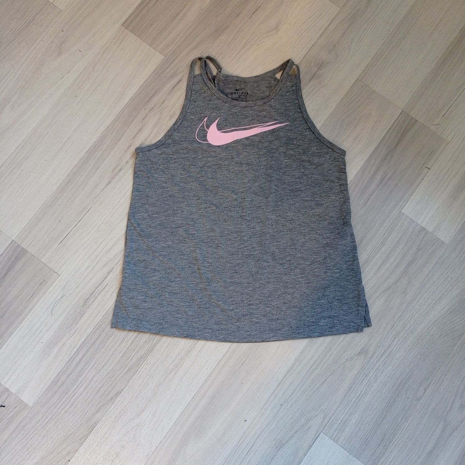 Bluzeczka Nike dziewczęca wzrost 137/145 cm.