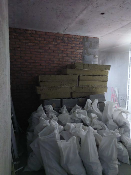 Демонтаж підлог, стін, плитки, штукатурки. Вивезення сміття.