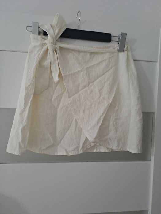 Biała kopertowa spódnica