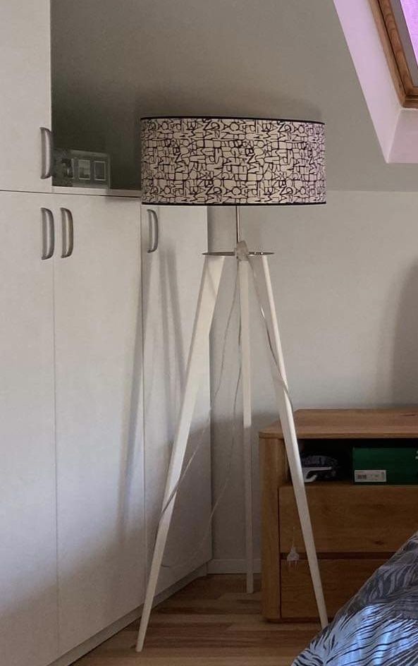Lampa podlogowa bialo czarna