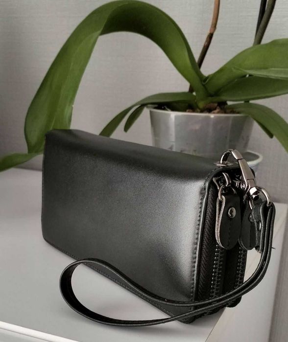 Черный, кожаный, кошелек-клатч на две молнии.