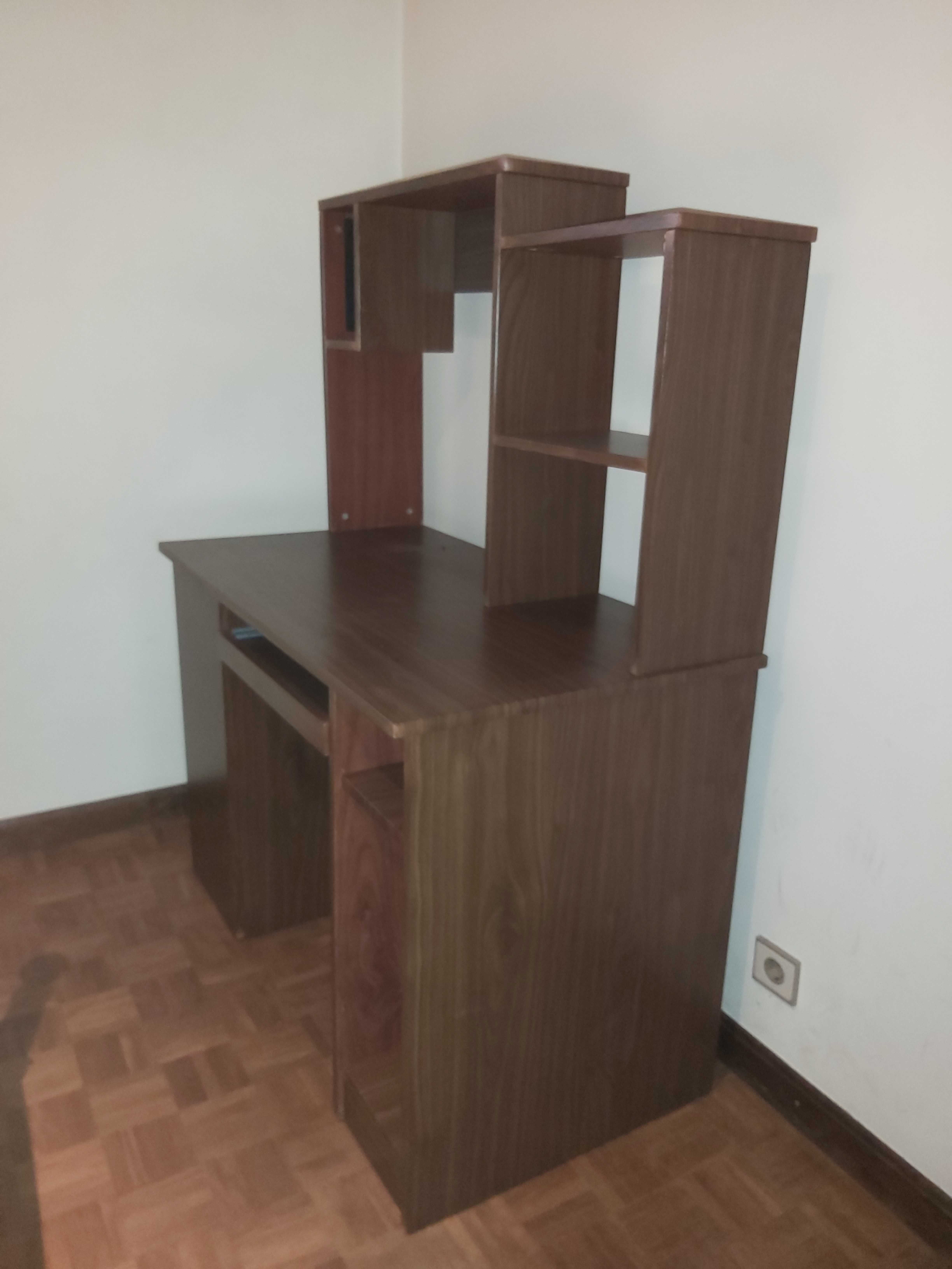 secretaria de madeira com compartimentos