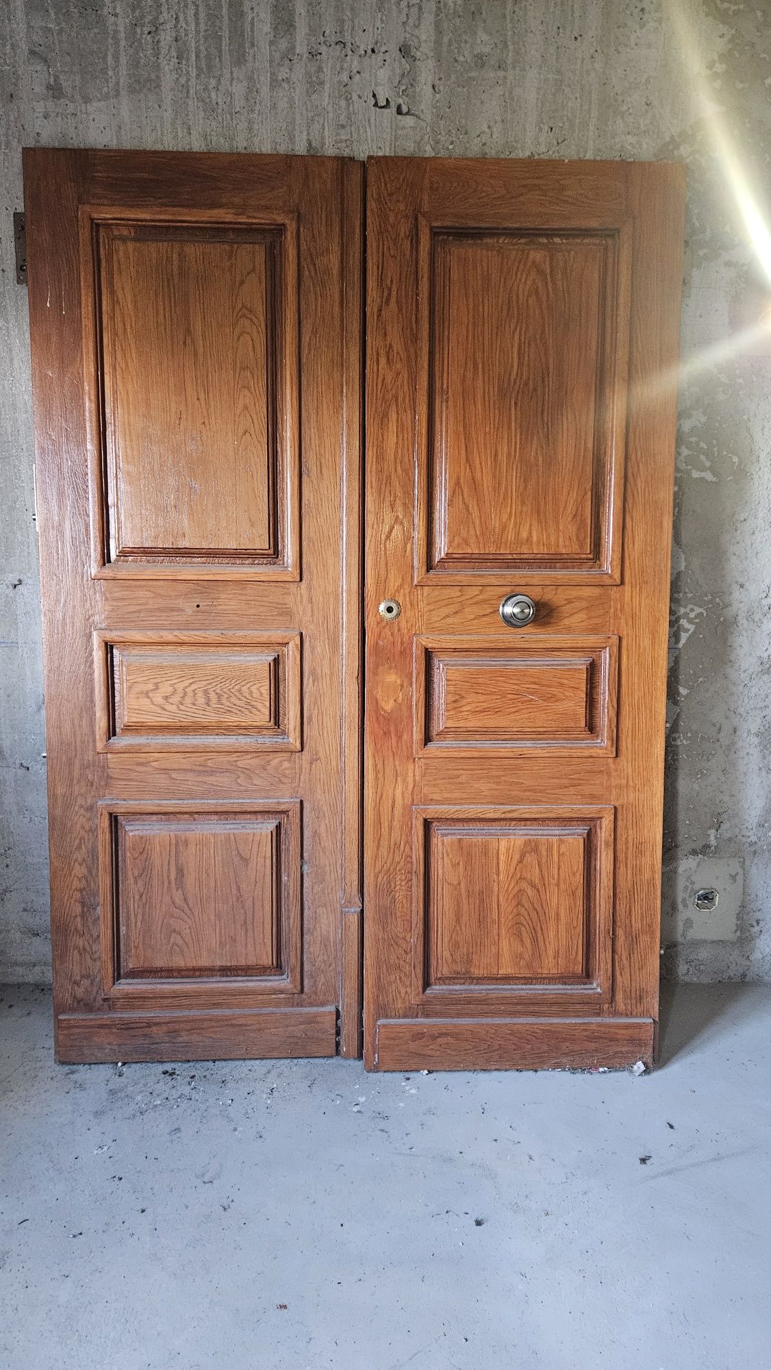 Porta de Madeira maciça - 2 folhas com Aro.