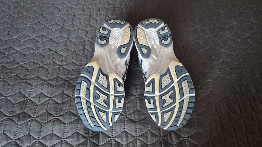 Ténis ASICS Gel Kayano 14  -  tamanho 42,5