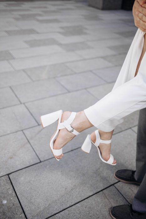 Босоніжки шкіряні молочні estro