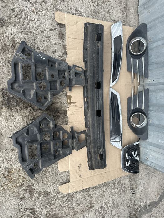 Накладка на туманку, під фару Пежо 5008 Peugeot Разборка бампер перед