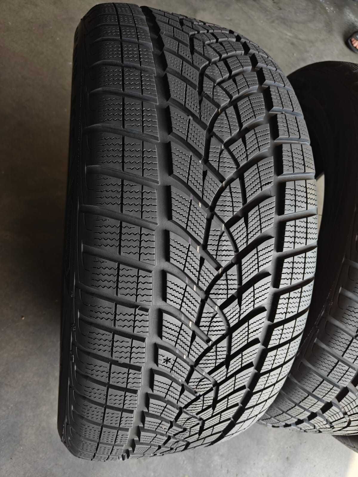 R20 275 45 шини зимові в ідеалі GoodYear Ultragrip Ice SUV майже 24р