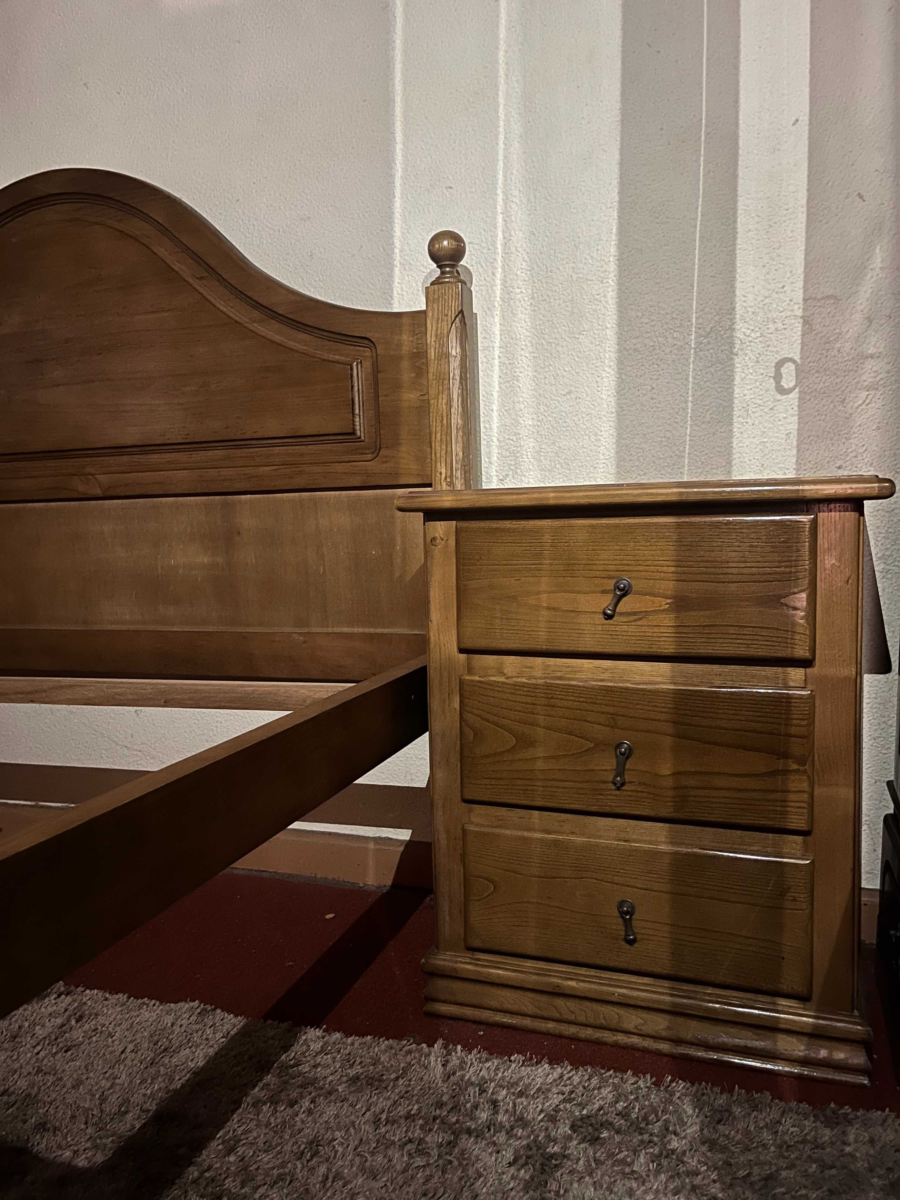 Cama e mesas de cabeceira em madeira