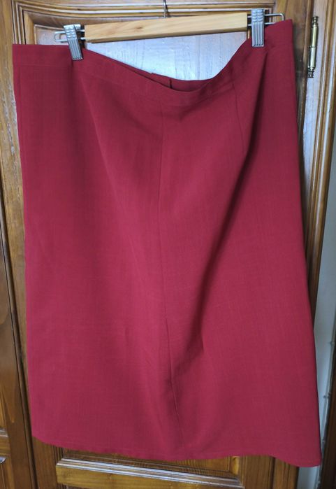 Saia bordeaux tamanho 48
