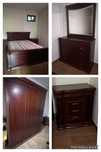 Conjunto de quarto (cama, penteadeira, vestuário, mesinhas de noite)