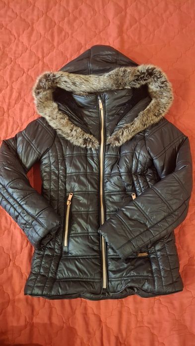 Куртка утеплена з капішоном.