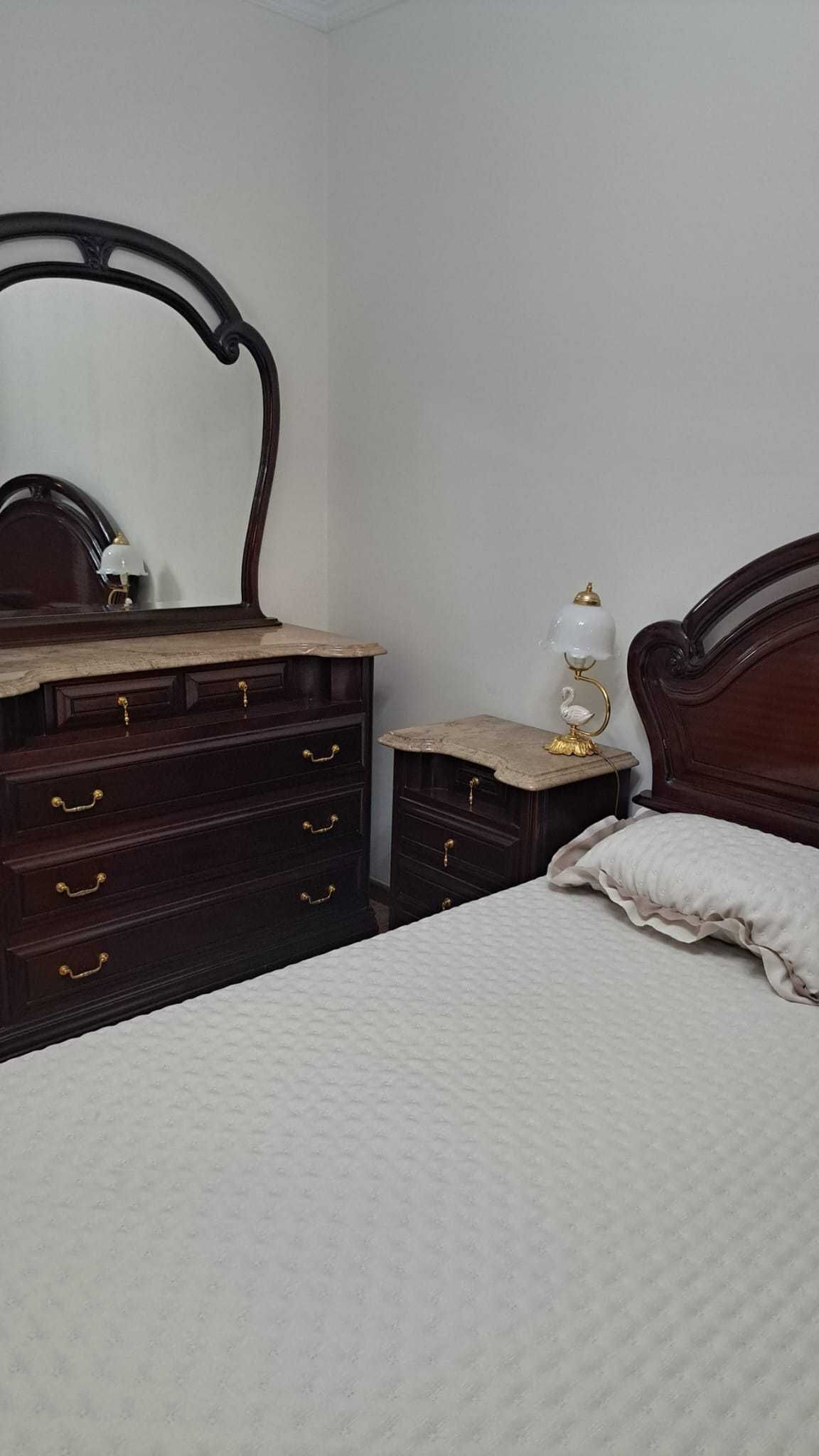 Quarto de casal em mogno em bom estado.
