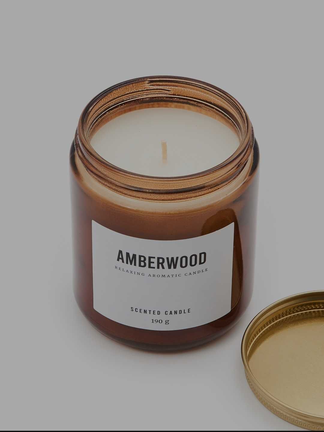 Świeca zapachowa Amberwood w słoiku. Długość świecenia do 36 godzin.