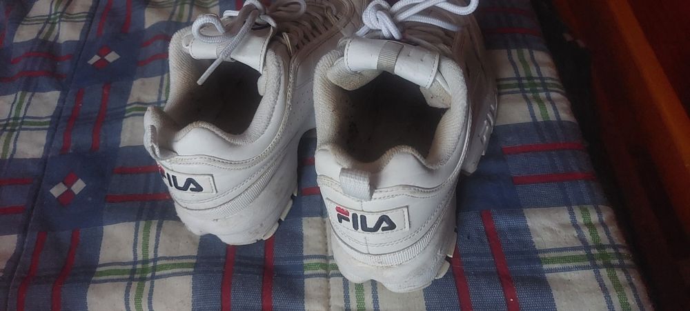 Sapatilhas fila com marcas de uso