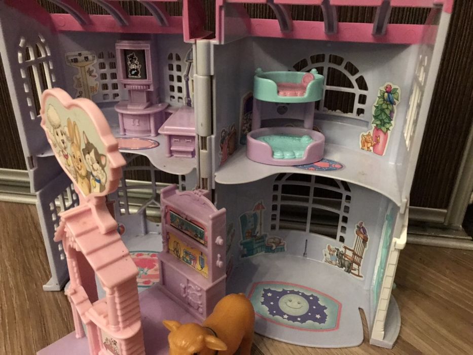 Domek Fisher price weterynarz hotel dla zwierząt plac zabaw zwierzęta