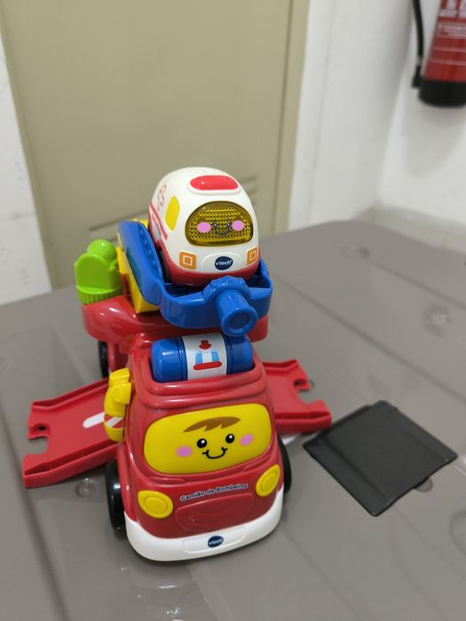 Vendo carro dos bombeiros com uma ambulância
