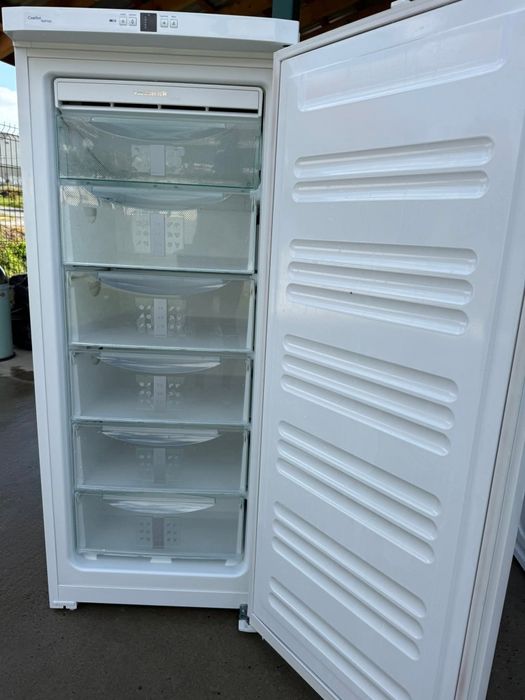 Продам привезену з Європи морозильну вітрину liebherr на 226 літрір