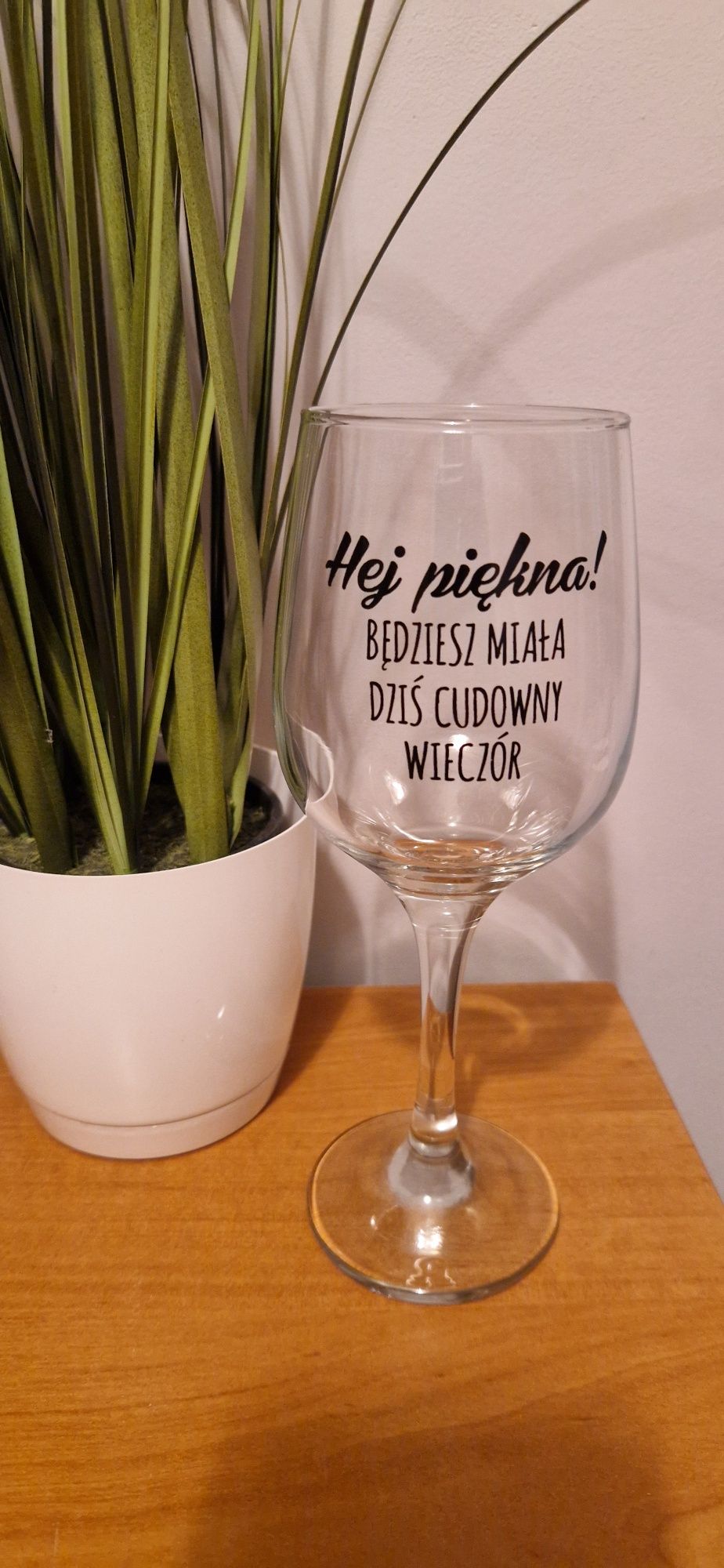 Kieliszek na wino, idealny na wieczór panieński