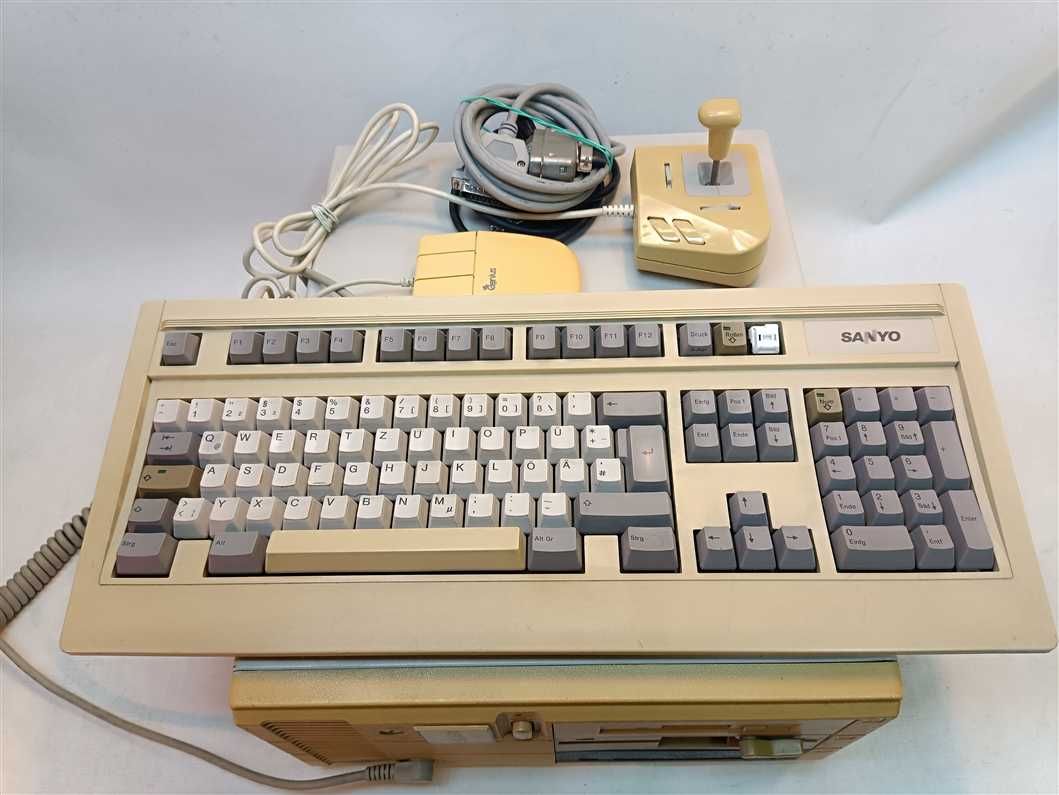 Retro komputer Sanyo MBC-17LX1
