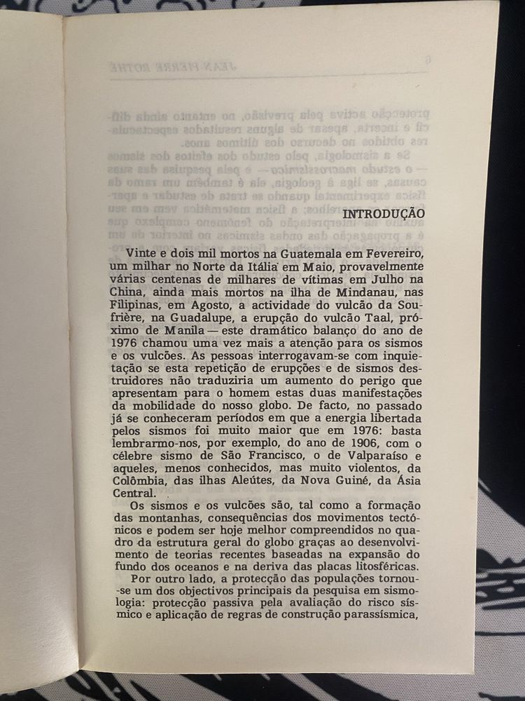 Livro sobre sismos e vulcões