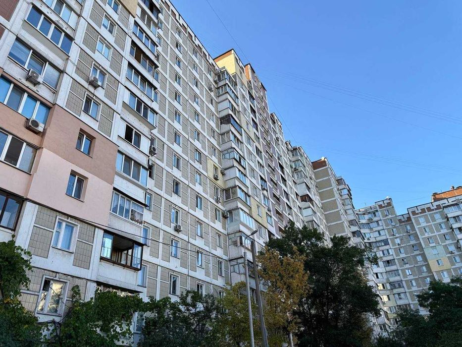 3 кім квартира з ремонтом, метро Харківська, вул. Ревуцького 18А