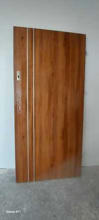 drzwi drewniane wejściowe 90tki prawe - używane