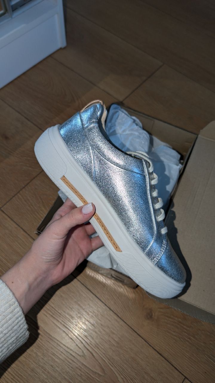 Продам нові жіночі кросівки Clarks