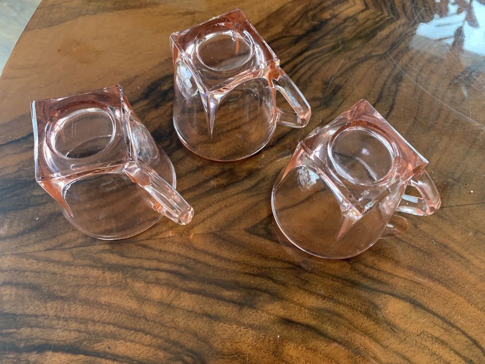Trzy szklaneczki w stylu art deco z PRL-u kolor losinowy