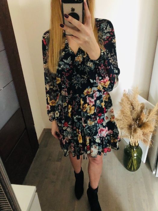 Czarna kwiecista sukienka