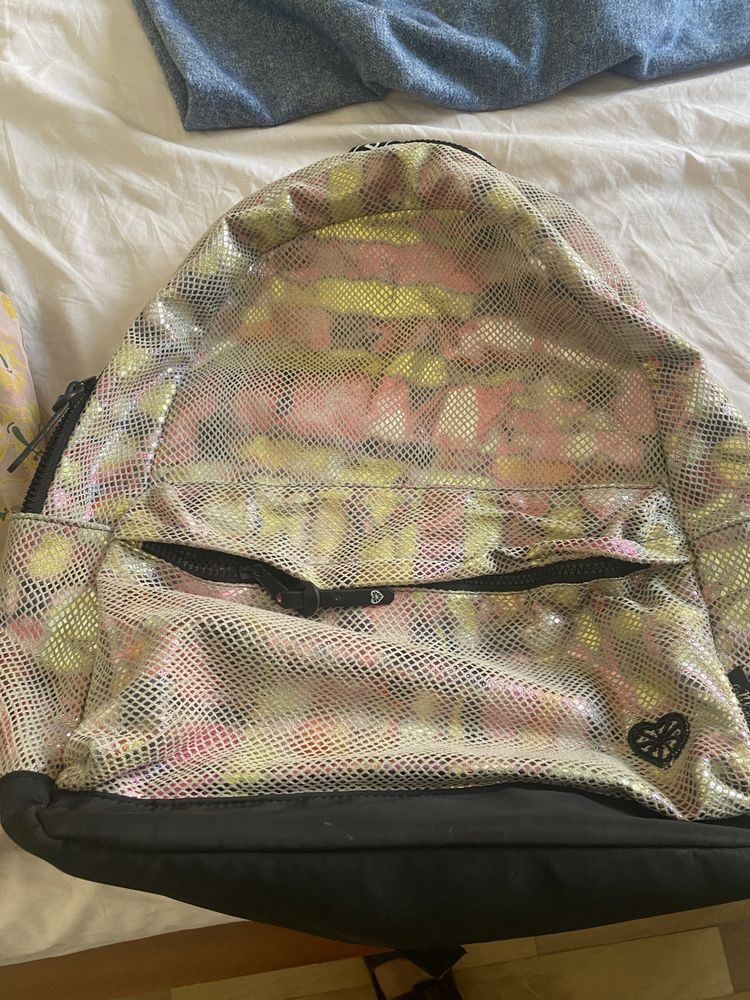 Mochilas quase novas