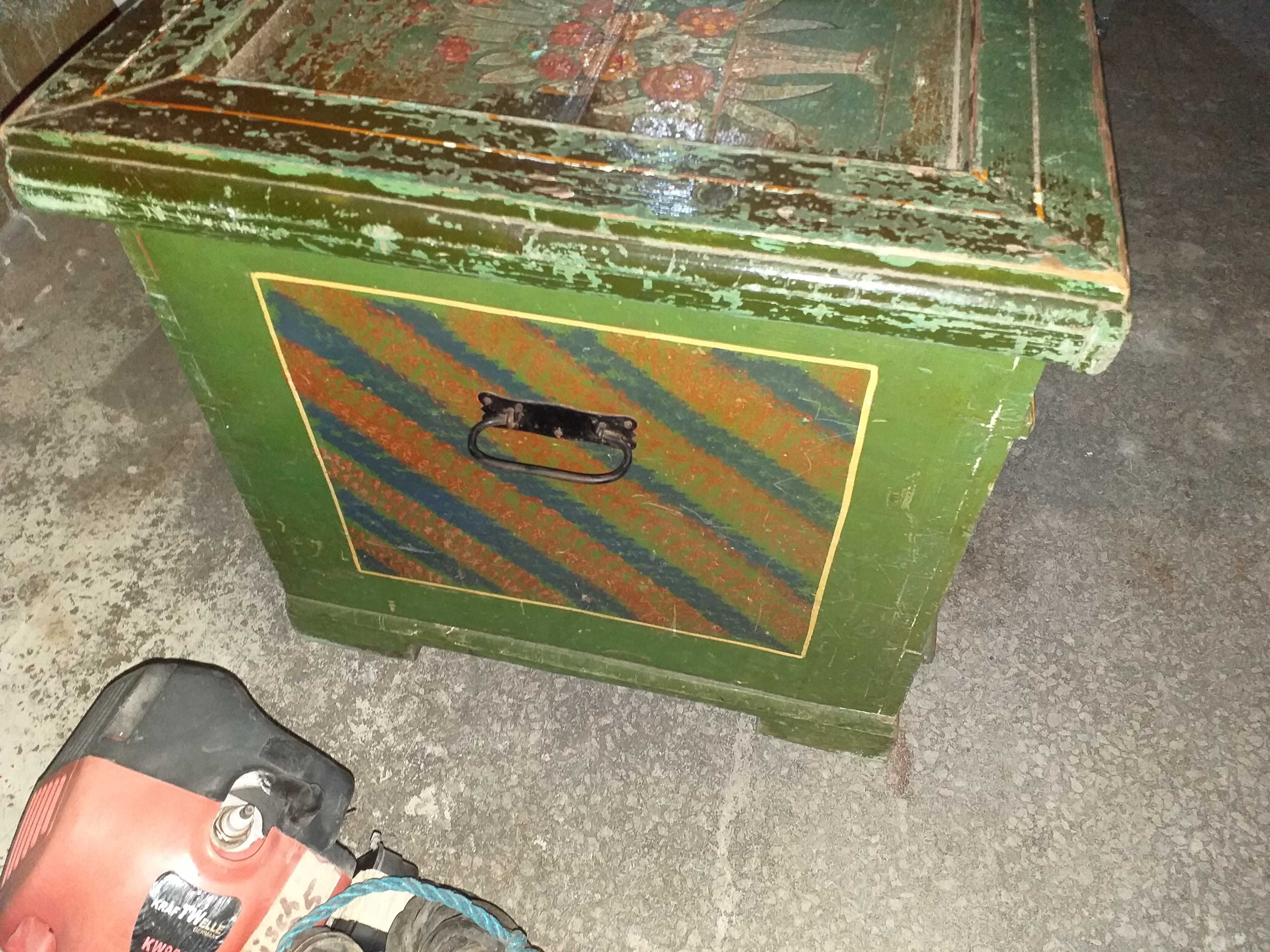 Stary kufer ze zdobieniami