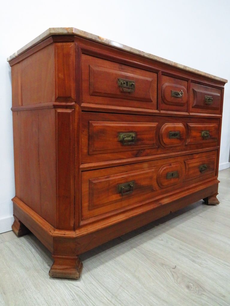 Cómoda com 3 + 2 gavetões.