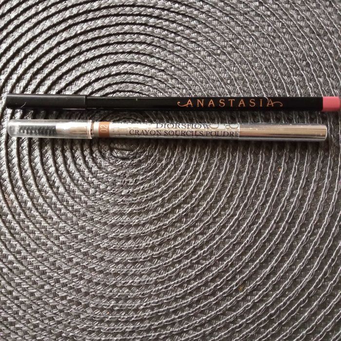 Олівчики для губ Bobby Brown, ABH, пудровий для бровей  Dior.