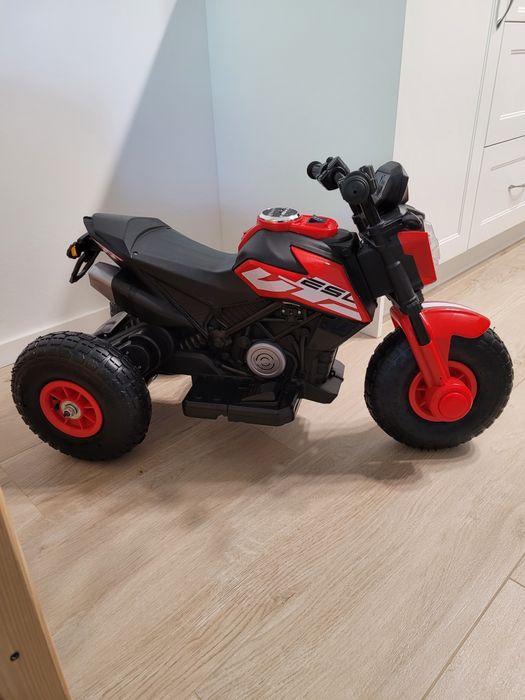 Motor Ścigacz na pompowanych kołach
