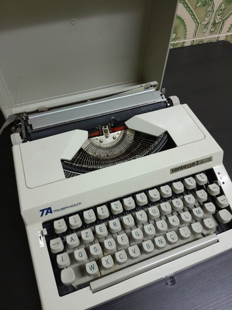Máquina de escrever contessa 2 deluxe