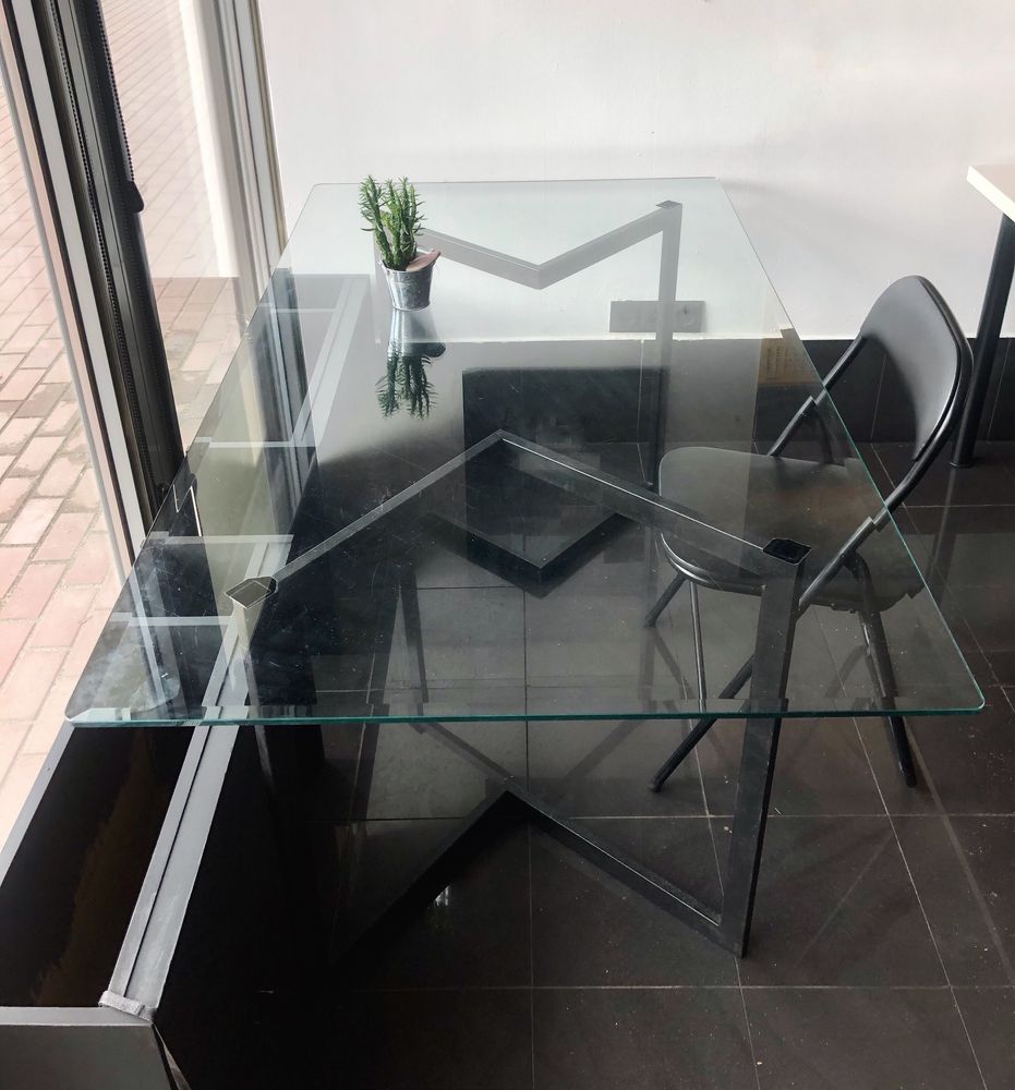 Duży szklany stół metalowe nogi stylowy jadalnia nowoczesny design