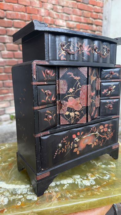 Антикварна деревʼяна мініатюрна
китайська шафа