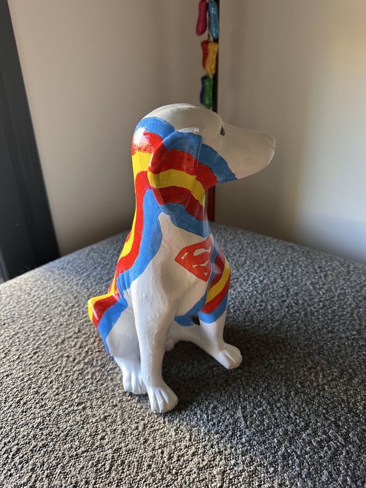 Cão de loiça super homem