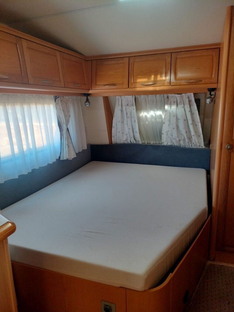 Caravana Hobby Prestige 650 UNFE ( 2 camas casal e 1 solteiro) com ava