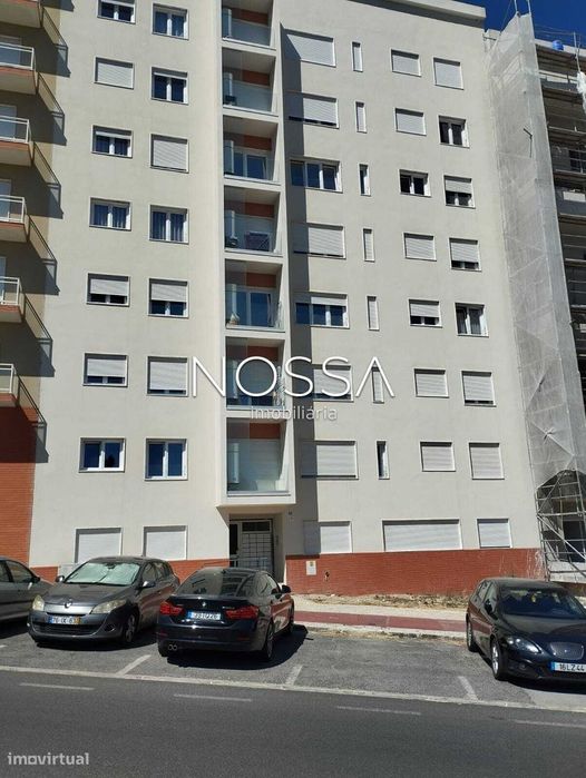 Espaço de serviços com processo de alteraçao para habitação em curs...