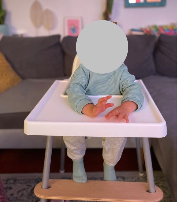 Krzesełko do karmienia Ikea z drewnianym podnóżkiem